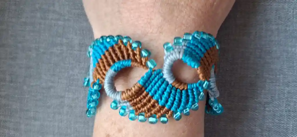 Pulsera Tejida En Micro Macramé/ Espiral Azul