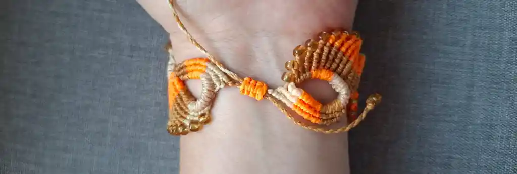 Pulsera Tejida En Micro Macramé/ Espiral Miel