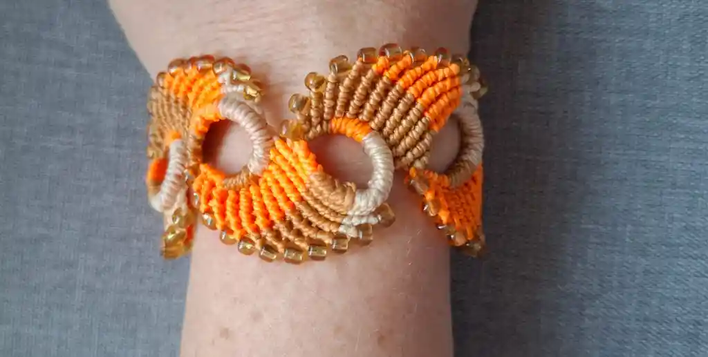 Pulsera Tejida En Micro Macramé/ Espiral Miel