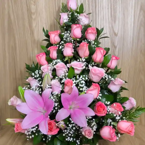 Ramo En Base Con Rosas Y Lirios