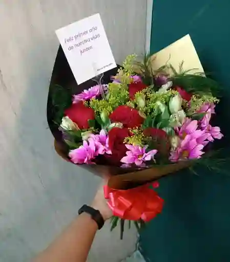 Ramillete De Rosas Y Flores Variadas