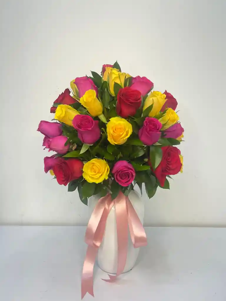Hermoso Jarrón De Rosa Variadas