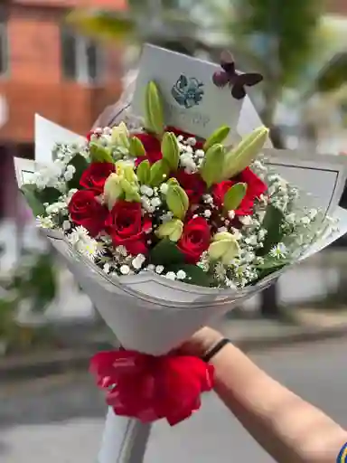 12 Rosas Rojas Y Lirios
