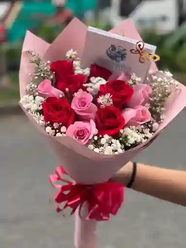 12 Rosas Entre Rojas Y Rosada