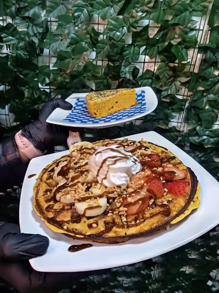 Waffle Hecho Con Proteína Vegetal 💪🌱, Acompañado De Frutas Frescas 🍓🍌, Crema Suave 🍦 Y Salsa Al Gusto 🍫🍯.
