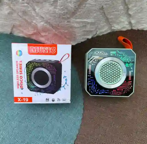 Parlante De Mano Con Luces Music X-19 Verde Menta / Bluetooth - Micro Sd - Usb - Auxiliar