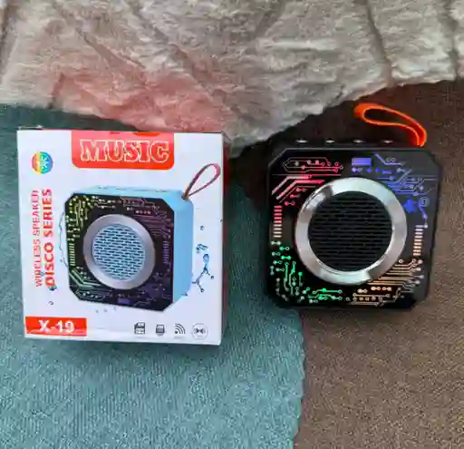 Parlante De Mano Con Luces Music X-19 Negro / Bluetooth - Micro Sd - Usb - Auxiliar