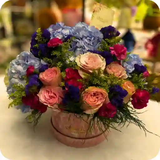 Cilindro Magic De Rosas Con Hortensias Surtidas