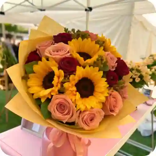 Bouquet Primavera De Girasoles Y Rosas Surtidas
