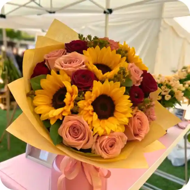 Bouquet Primavera De Girasoles Y Rosas Surtidas