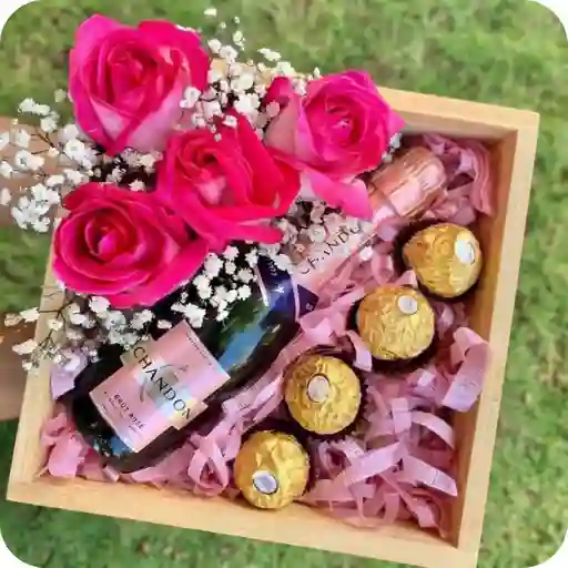 Caja De 4 Rosas Con Chocolates Ferrero Y Champán