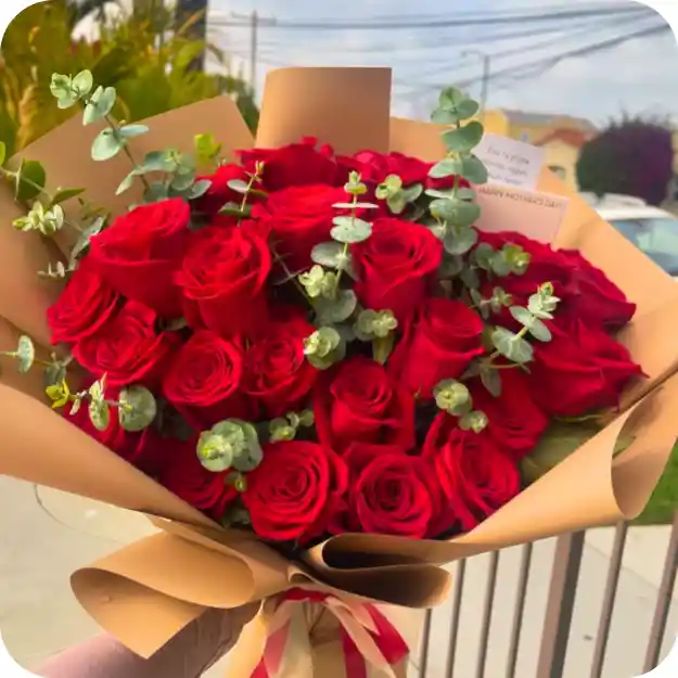 Bouquet Passion De Rosas Rojas & Eucalipto