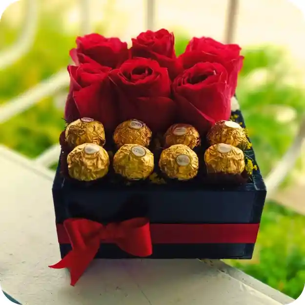 Mini Caja De Rosas & Chocolates Ferrero