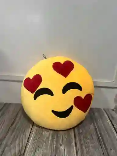 Peluche Emoji Carita Con Corazones Alrededor