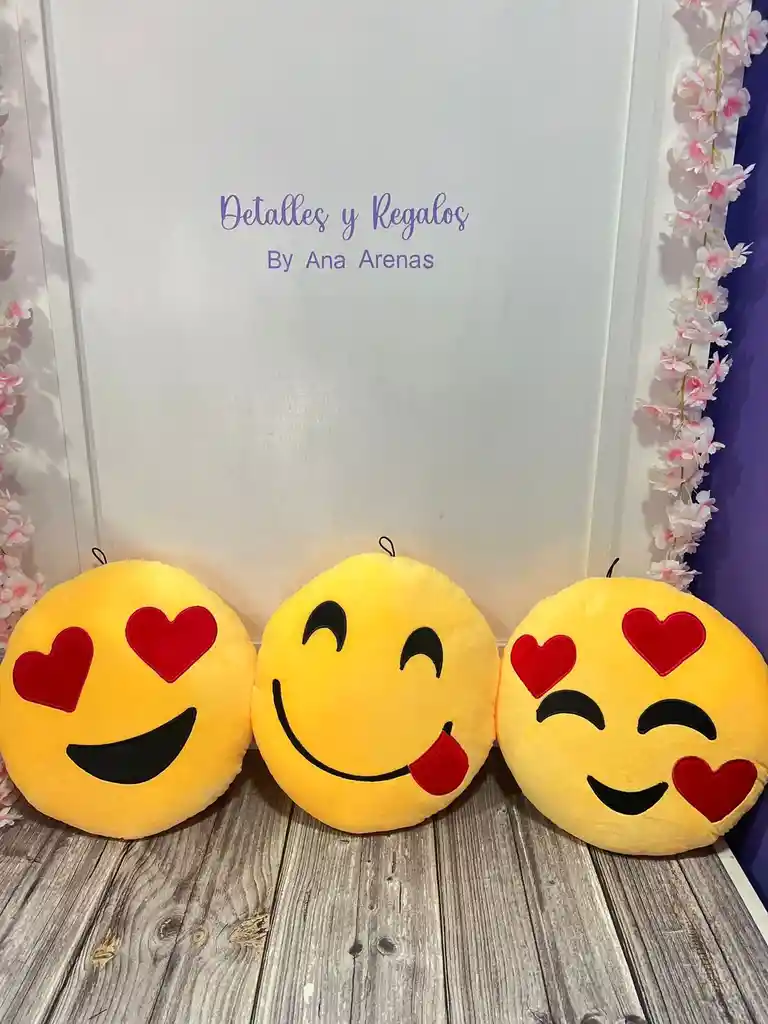 Peluche Emoji Carita Sonriente Sacando La Lengua