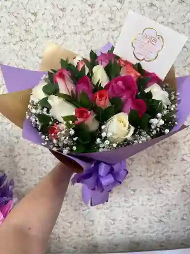 12 Rosas Fucsia Multicolor