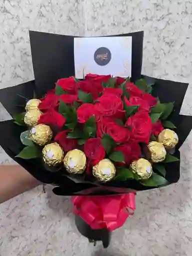 Ramo De 24 Rosas Y 9 Ferreros