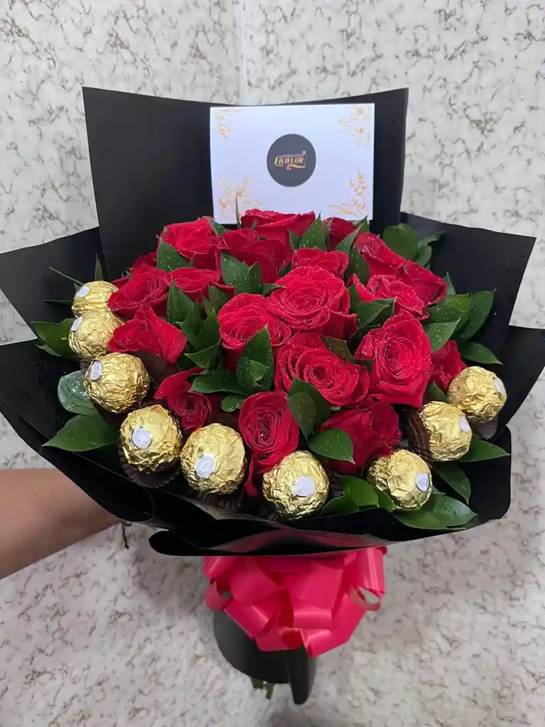 Ramo De 24 Rosas Y 9 Ferreros
