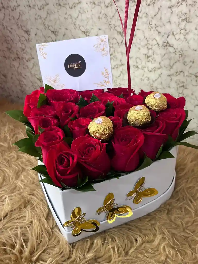 Caja Corazón De 24 Rosas Con 3 Ferreros