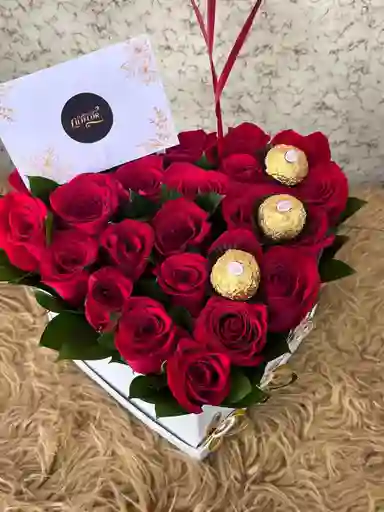 Caja Corazón De 24 Rosas Con 3 Ferreros