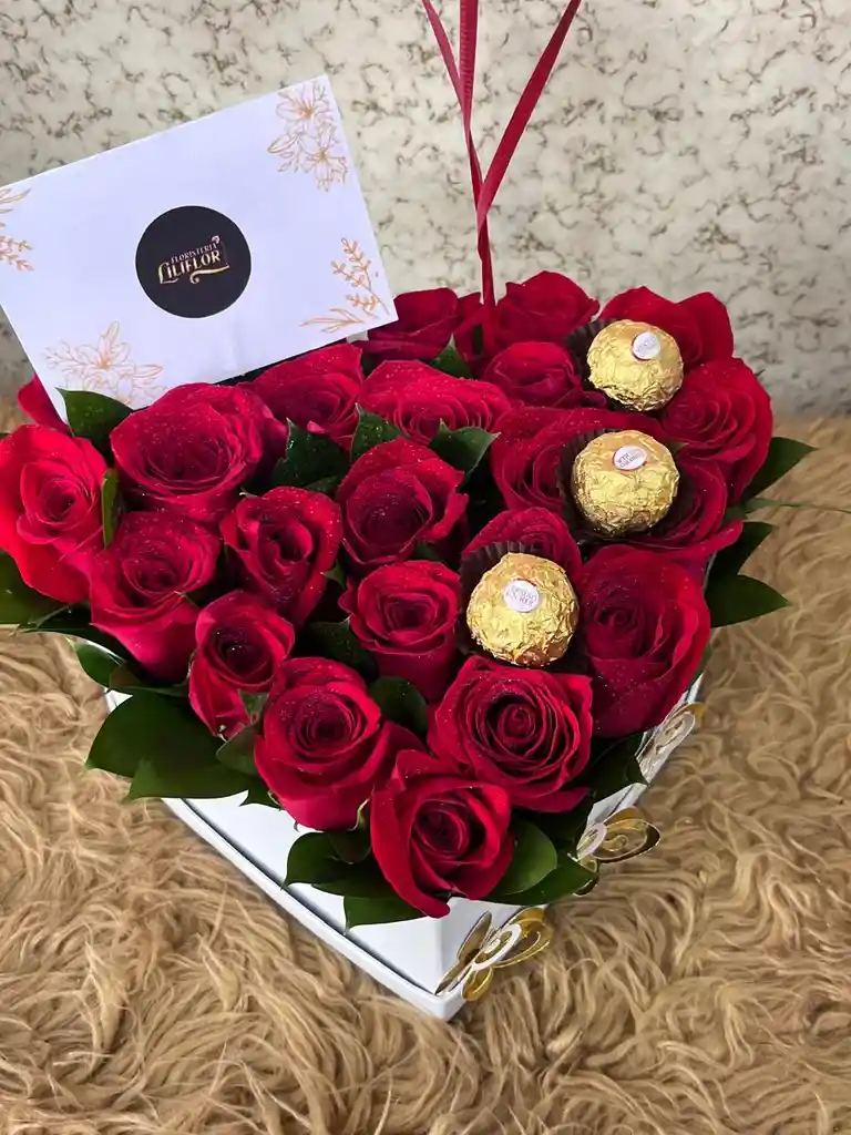 Caja Corazón De 24 Rosas Con 3 Ferreros