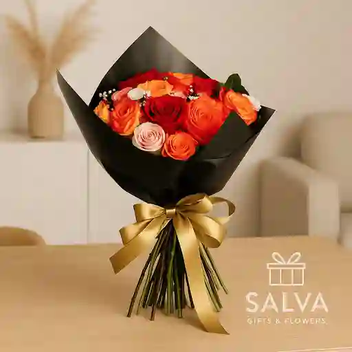 🌹 Bouquet Con 30 Rosas Surtidas, Follajes, Papeles Y Cinta De Lujo