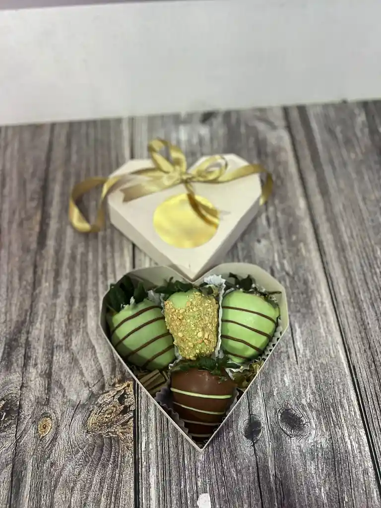 Caja Corazón Económica Fresas Dubai - Con Crema De Pistacho Y Chocolate