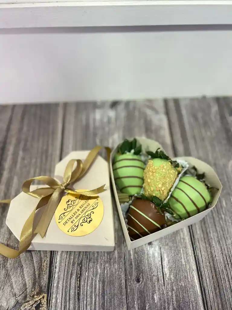 Caja Corazón Económica Fresas Dubai - Con Crema De Pistacho Y Chocolate