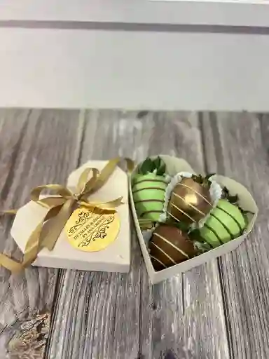 Caja Corazón Económica Fresas Dubai - Con Crema De Pistacho Y Chocolate