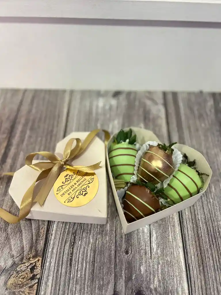 Caja Corazón Económica Fresas Dubai - Con Crema De Pistacho Y Chocolate