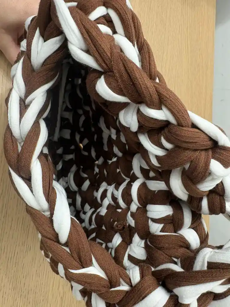 Bolso Cartera Artesanal Crochet Café Y Blanco – Hecho A Mano Con Trapillo Reciclado