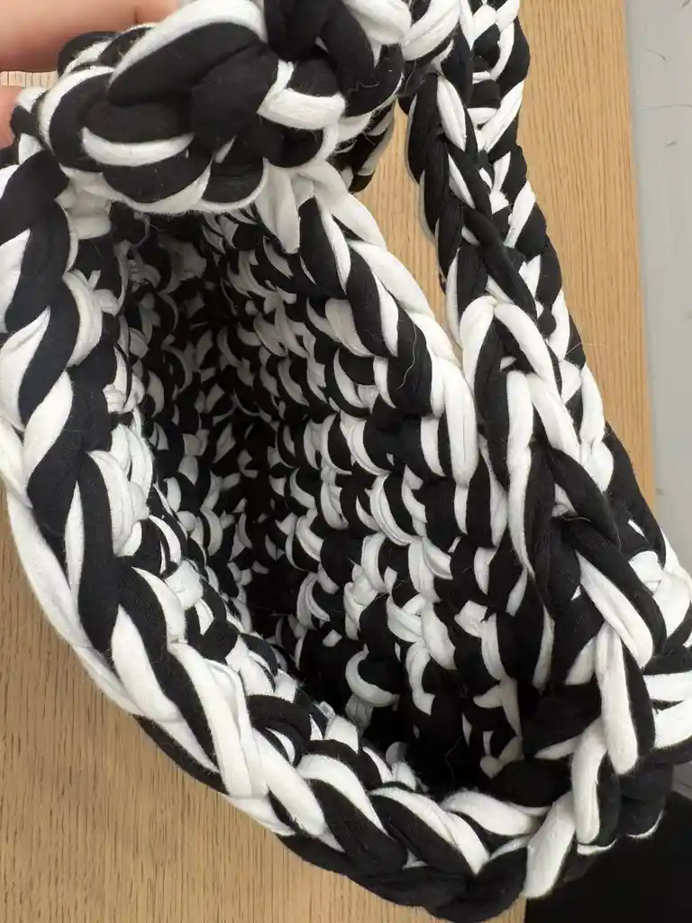 Bolso Cartera Artesanal Crochet Negro Y Blanco – Hecho A Mano Con Trapillo Reciclado