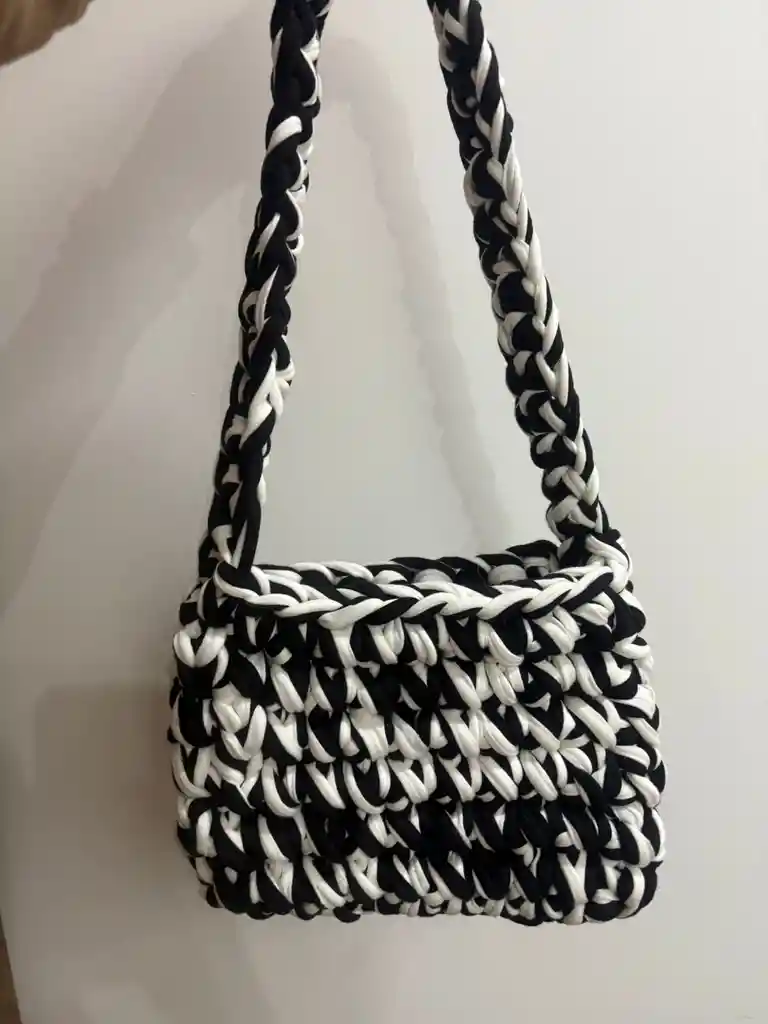 Bolso Cartera Artesanal Crochet Negro Y Blanco – Hecho A Mano Con Trapillo Reciclado