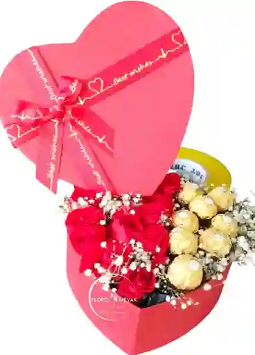 Flores Rosas Rojas Y Chocolates En Caja De Corazon