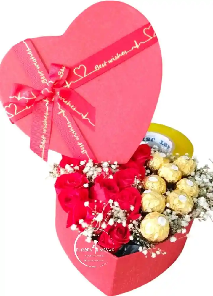 Flores Rosas Rojas Y Chocolates En Caja De Corazon