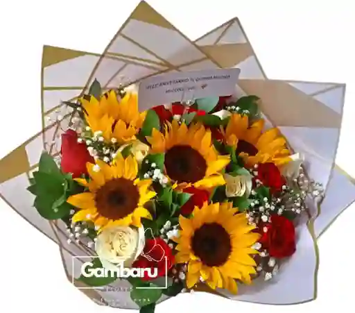 Flores Rosas Rojas Y Blancas Con Girasoles, Hermoso Detalle