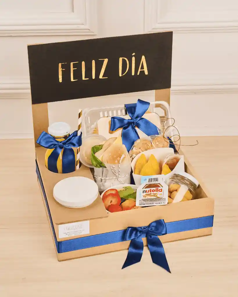 Desayuno Colombiano Hombre Azul De Cumpleaños, Mesita De Madera