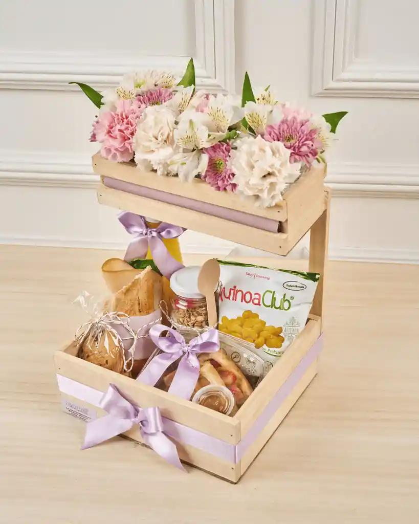 Caja De Flores Y Ancheta De Galletas, Jugo De Naranja, Waffles Y Sandwich