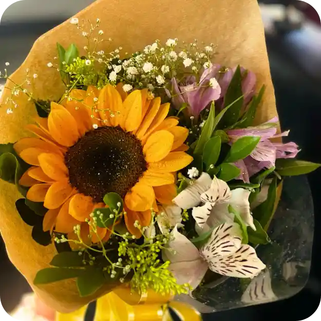 Mini Bouquet De Claveles & Girasol