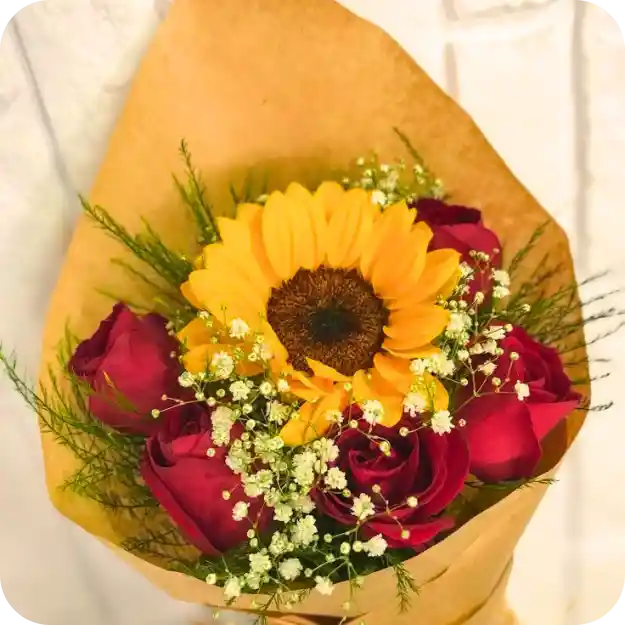 Mini Bouquet De 5 Rosas Rojas & Girasol
