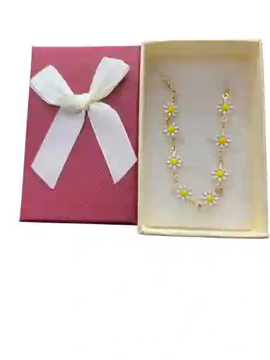 Gargantilla Dorada Con Flores Blancas