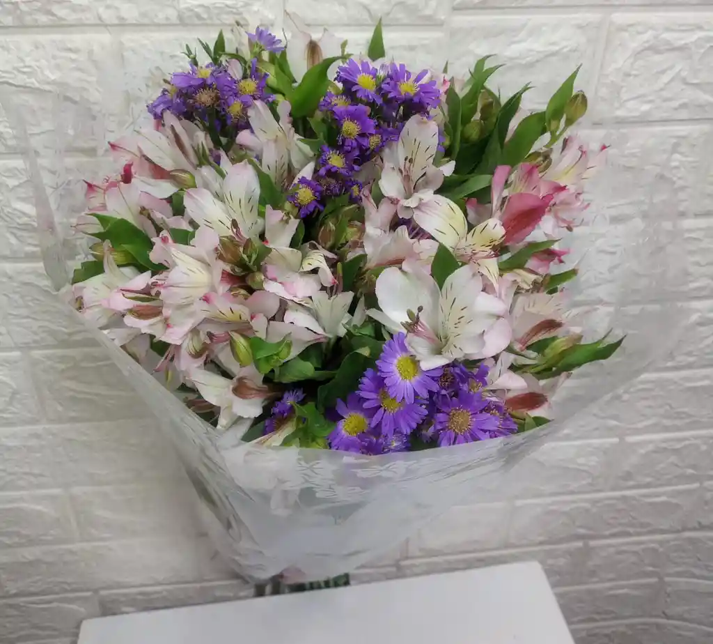 Flores Astromelia Con Follaje En Colores Pasteles