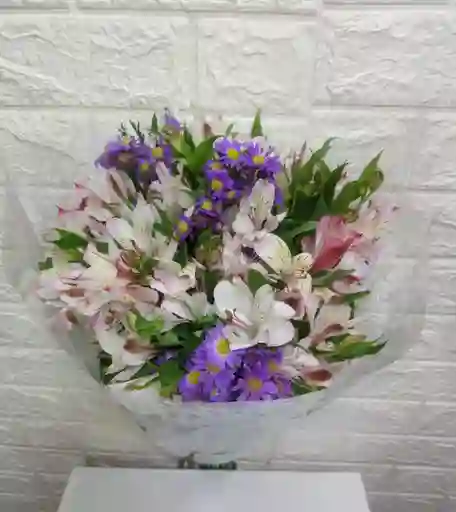 Flores Astromelia Con Follaje En Colores Pasteles