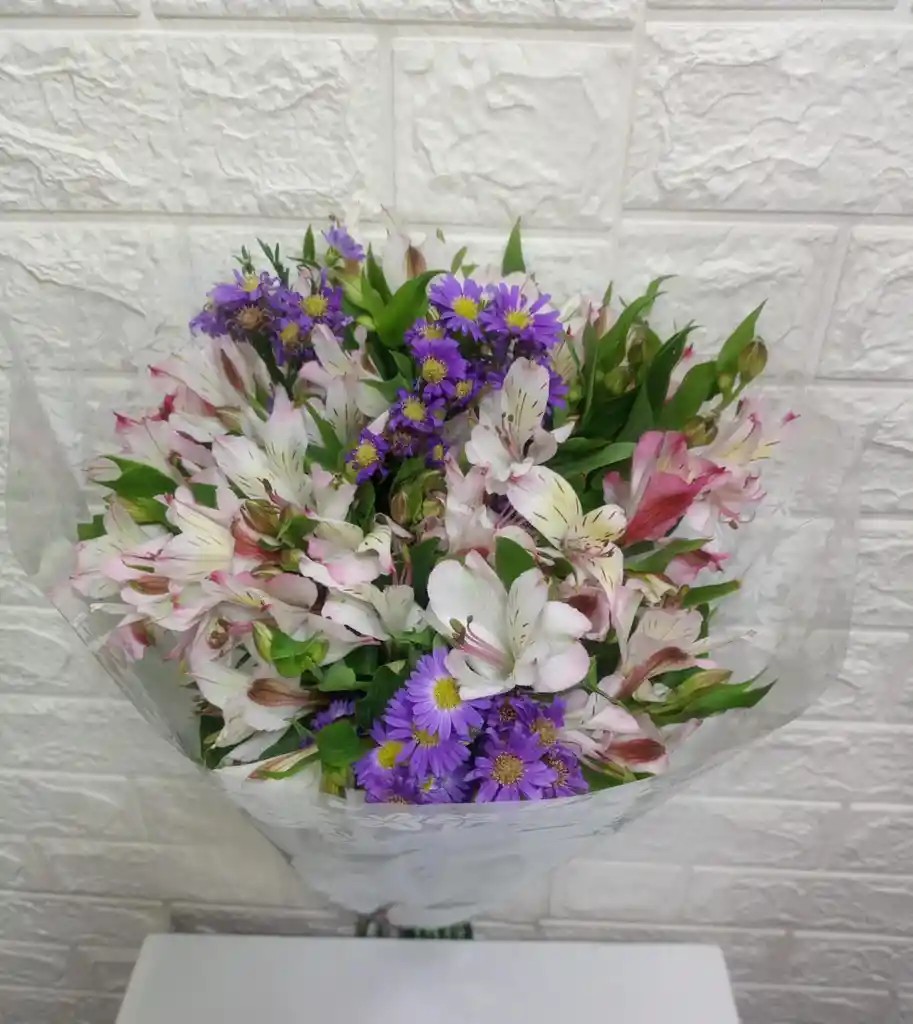 Flores Astromelia Con Follaje En Colores Pasteles