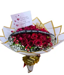 Boquets De Rosas Rojas Y Decoración