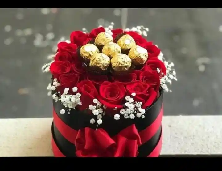 Cilindro Rosas Mas Chocolate Ferrero