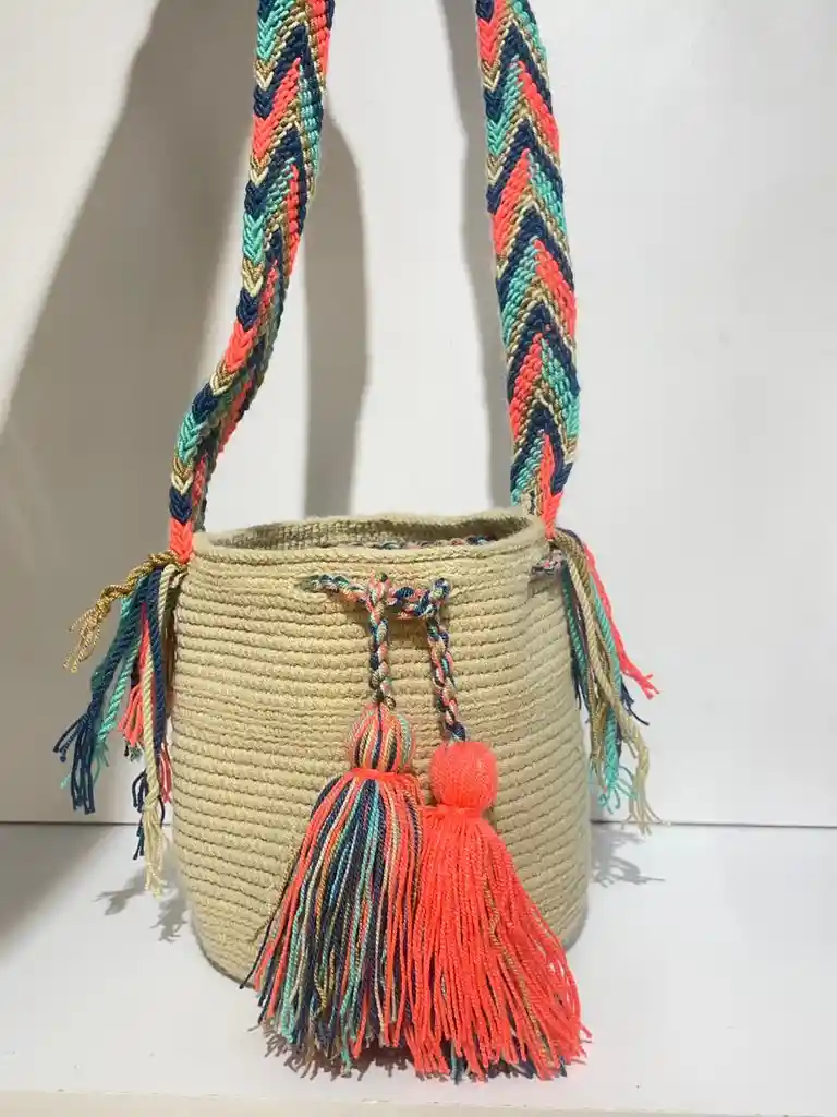 Mochila Wayuu Pequeña Lisa Con Asa Tejida ✨