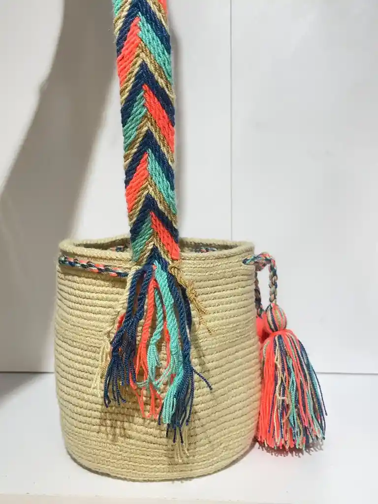 Mochila Wayuu Pequeña Lisa Con Asa Tejida ✨