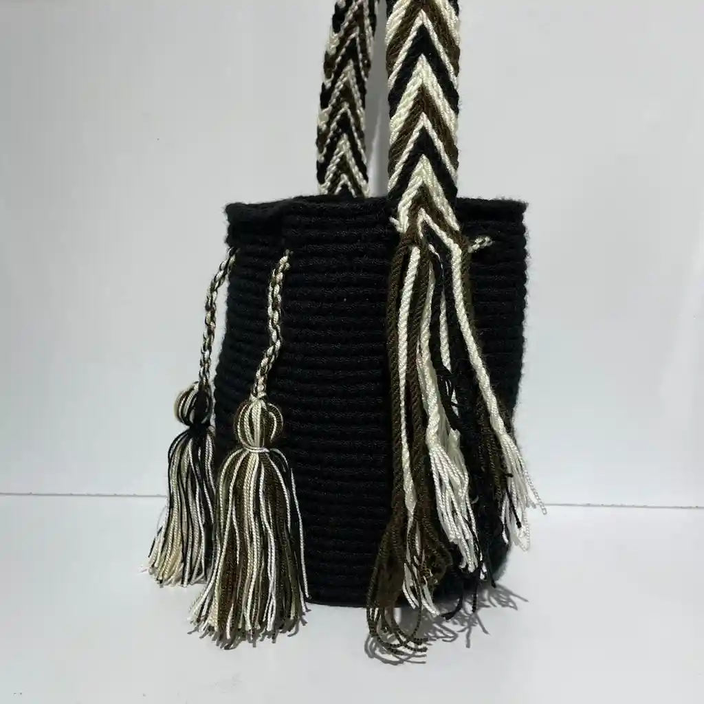 Mochila Wayuu Pequeña Lisa Con Asa Tejida ✨