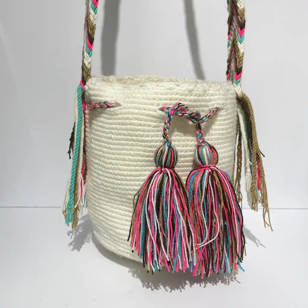 Mochila Wayuu Pequeña Lisa Con Asa Tejida ✨